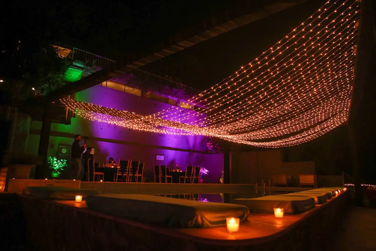 Evening poolside wedding lighting